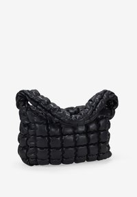 Bolso de cuero negro con un diseño acolchado y voluminoso. Presenta un asa redondeada y recogida, y una apariencia suave y texturizada. Versátil y espacioso.