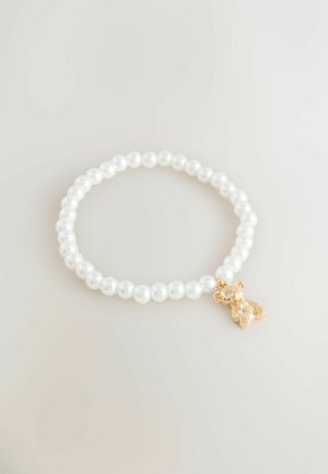 Weißes Perlenarmband mit elastischem Design, versehen mit einem goldenen Teddybär-Anhänger für zusätzliche Details.
