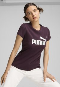 Puma LOGO TEE - Majica kratkih rukava s printom - midnight plum