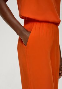 s.Oliver Spodnie materiałowe