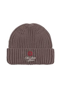 Bruine gebreide beanie met een geribbelde textuur en een omgeslagen rand. Bevat een geborduurd logo in rood en wit.
