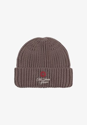 Bruine gebreide beanie met een geribbelde textuur en een omgeslagen rand. Bevat een geborduurd logo in rood en wit.