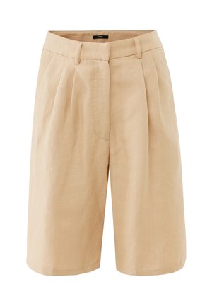 Pantalones cortos beige a medida hasta la rodilla con pliegues frontales, trabillas para cinturón y cierre delantero oculto.