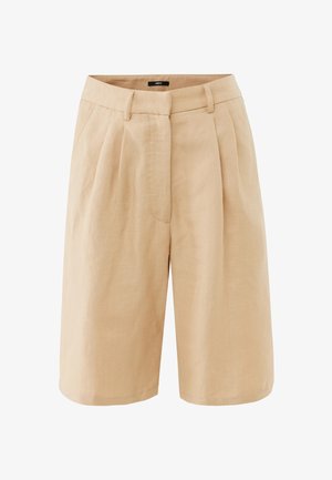Pantalones cortos beige a medida hasta la rodilla con pliegues frontales, trabillas para cinturón y cierre delantero oculto.