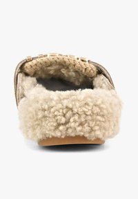 Scarpa piatta marrone con parte anteriore e interno rivestiti di lana di pecora cremosa e soffice, vista frontale.