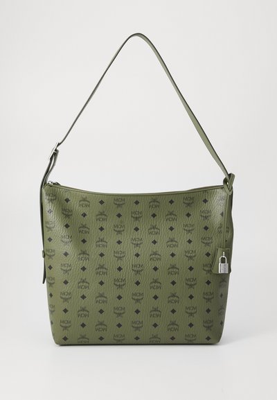 Sac à épaule en cuir vert olive avec un motif logo noir MCM et un charme en argent en forme de cadenas suspendu à l'extrémité de la bandoulière.