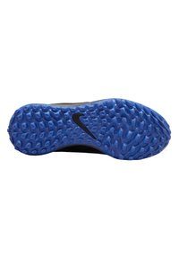 Černá podešev sportovní boty s texturovanou modrou gumovou podrážkou s kruhovými vzory a malým černým logem poblíž paty.