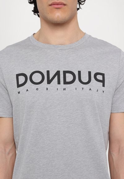 Grå t-skjorte med korte ermer, med fet svart tekst "PUDON" og "ITALIAN" i horisontal layout. Myk, litt teksturert stoff.