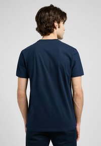 Lee SHORT SLEEVE ESSENTIAL GRAPHIC  - Printtipaita - rivet navy