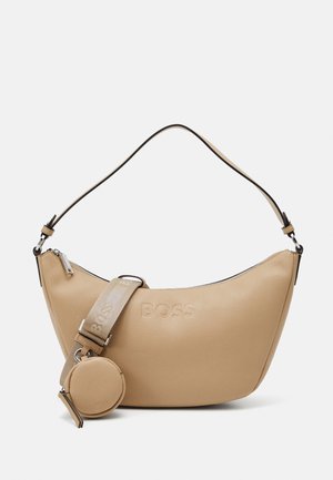 Beżowa skórzana torba na ramię z tłoczonym logo "BOSS", odpinanym, markowym paskiem oraz okrągłą saszetką na monety z zamkiem błyskawicznym.