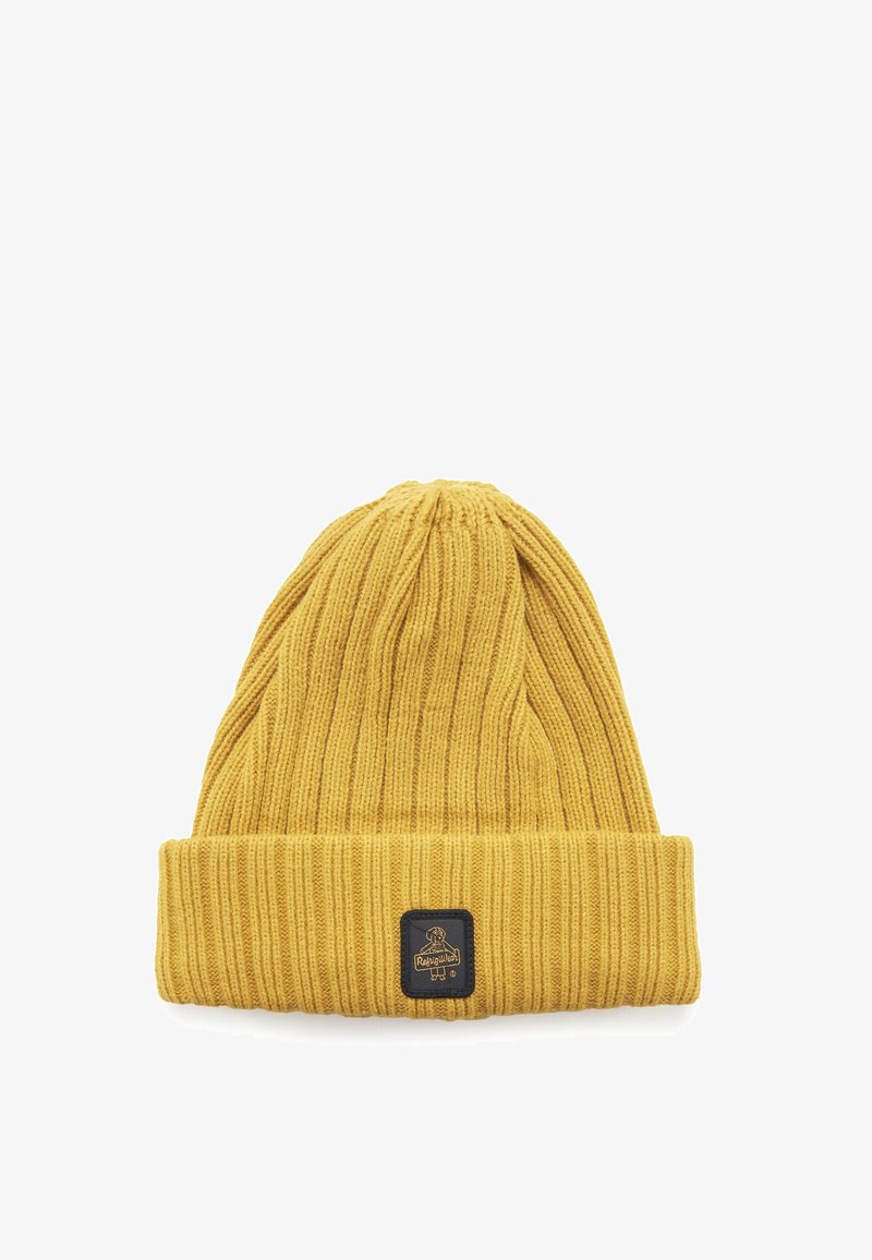 Bonnet en tricot côtelé jaune avec revers replié et petit patch noir portant un logo chien au centre devant.