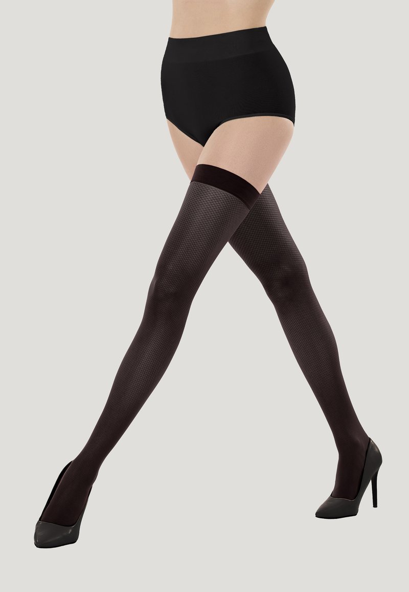 Bas noirs montants jusqu'en haut des cuisses avec un design résille texturée, ornés d'une bande unie en haut, assortis à des escarpins noirs.