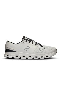 Chaussure de course avec un dessus en maille blanche, accents noirs et une semelle rembourrée dotée de découpes uniques pour la respirabilité et le soutien.