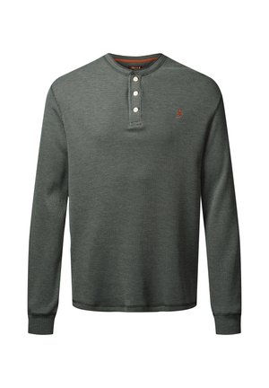 Donkergroene langemouwen henley-shirt, gemaakt van textuurstof. Beschikt over een drukknoopsluiting en een subtiel logo op de borst.