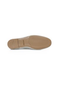 Svetlá podrážka obuvi s hladkým, béžovým povrchom. Obsahuje štruktúrovaný vzor a názov značky "NINE WEST" razený pri päte.