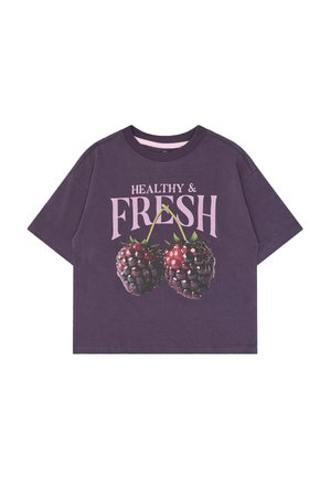 T-shirt violet foncé à manches courtes avec le texte « Healthy & Fresh » et deux grosses mûres détaillées imprimées sur le devant.