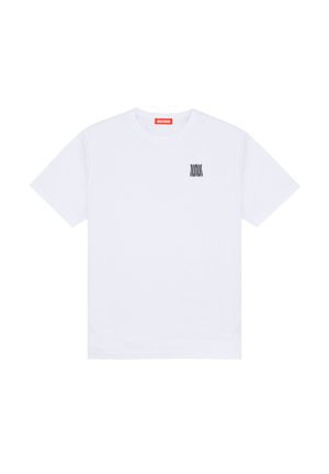 T-shirt blanc à manches courtes avec un petit logo noir "W" sur la poitrine gauche et une étiquette rouge à l'intérieur du col.