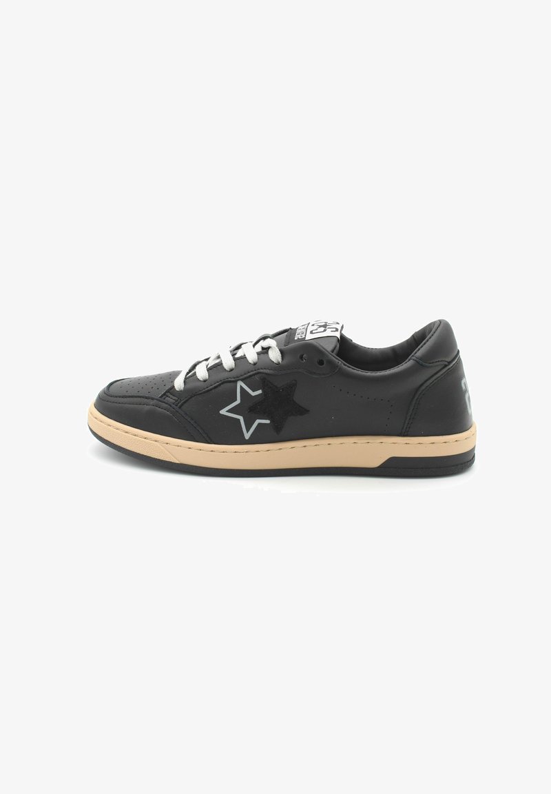 Czarne skórzane sneakersy z perforowanymi detalami, białymi sznurówkami, szarym wzorem gwiazdy i beżową gumową podeszwą. Posiadają logo na języku.