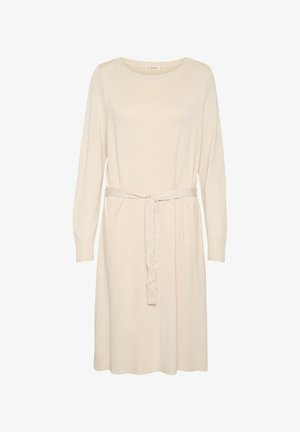 Krém színű kötött ruha hosszú ujjakkal, kerek nyakkivágással és deréknál illeszkedő övvel. Simább textúra és laza fazon.