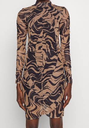 Sukienka z długim rękawem i wysokim kołnierzem w brązowo-czarny wzór zebry, z marszczonymi detalami, noszona przez osobę o ciemnej karnacji.