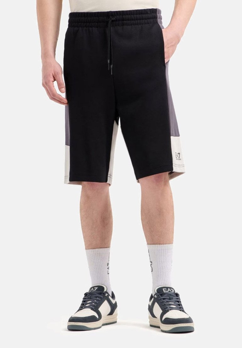 Shorts sportivi neri e grigi con vita regolabile, pannelli laterali a blocchi di colore e un dettaglio del logo vicino all'orlo.