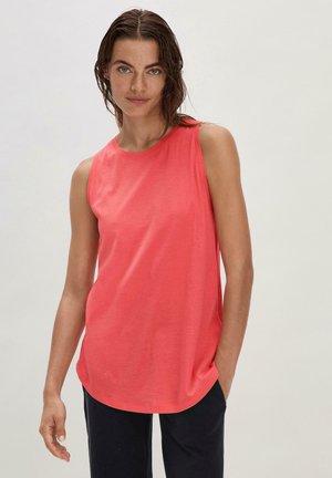 Top senza maniche color corallo realizzato in morbido cotone, con scollatura rotonda e vestibilità comoda, caratterizzato da un orlo posteriore più lungo.