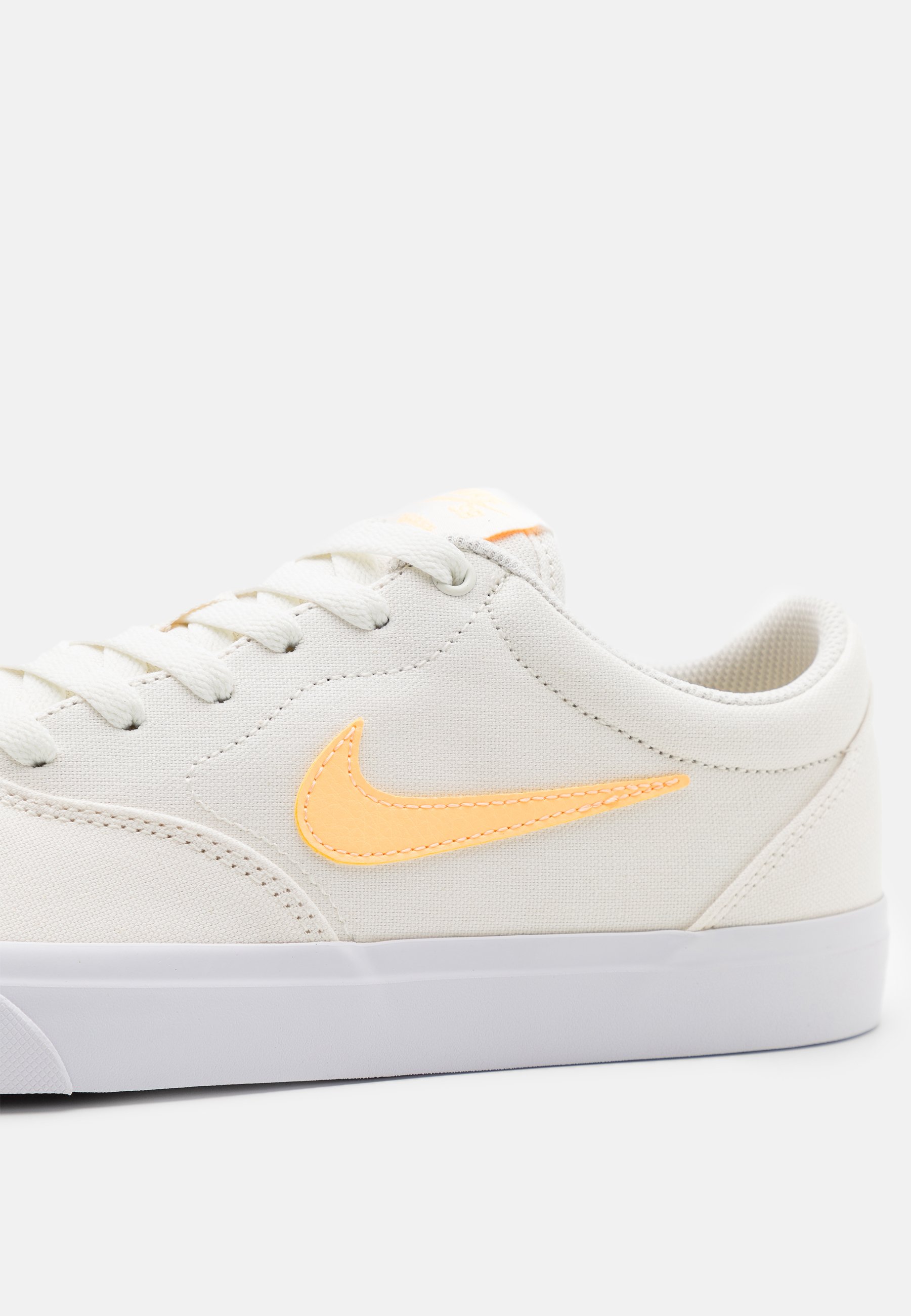 nike sb dunk mid white