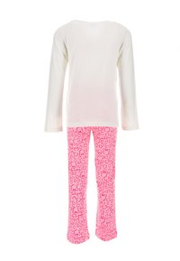 Top blanco de manga larga con escote redondeado combinado con pantalones de pijama rosas que presentan un estampado de leopardo con contornos en un rosa más oscuro.