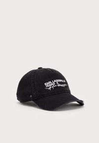 Fekete farmer sapka állítható szíjjal, hímzett fehér "KARL LAGERFELD JEANS" felirattal, jellegzetes, ívelt karimával és varrással díszített részletekkel.
