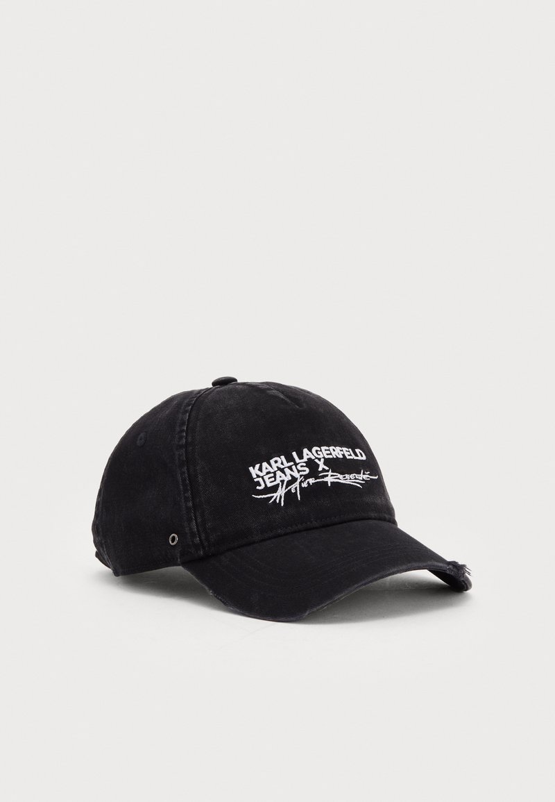 Fekete farmer sapka állítható szíjjal, hímzett fehér "KARL LAGERFELD JEANS" felirattal, jellegzetes, ívelt karimával és varrással díszített részletekkel.