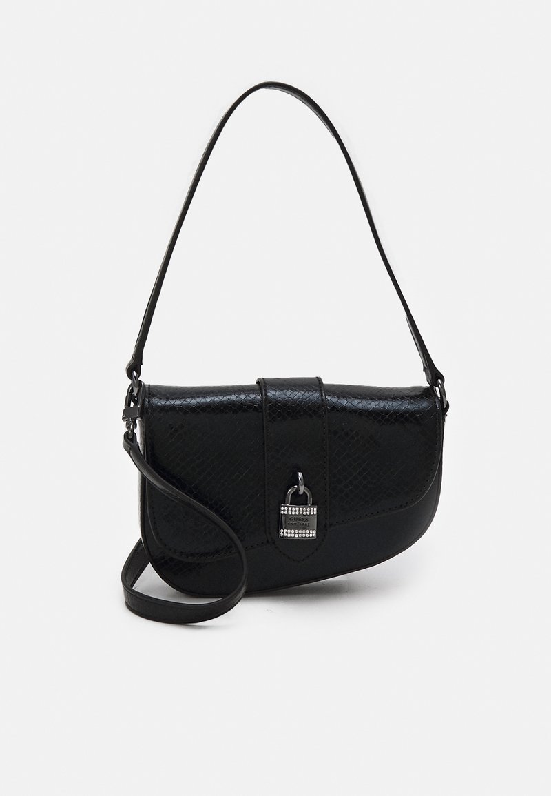 Sac à bandoulière noir en cuir synthétique avec surface texturée, rabat arrondi, fermeture décorative argentée et sangle réglable sur fond uni.
