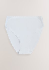 Witte katoenen slip met een gladde textuur, voorzien van gegolfde randen en een aansluitende pasvorm, ontworpen voor comfort en dagelijks gebruik.