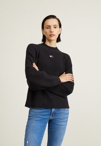 Tommy Jeans BADGE MOCKNECK SWEATER - Jersey de punto - black