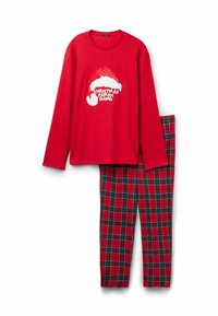 Camiseta roja de manga larga con texto blanco "CHRISTMAS FAMILY GANG" y un gráfico de gorro de Santa; pantalones a cuadros a juego en rojo, verde y negro.