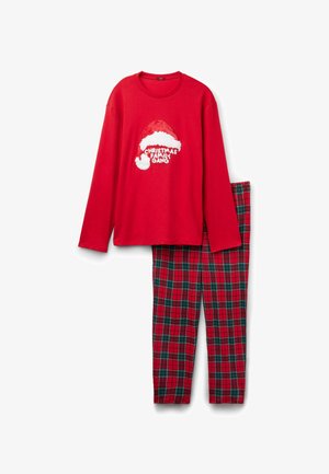 Maglietta a maniche lunghe rossa con testo bianco "CHRISTMAS FAMILY GANG" e grafica di un cappello da Babbo Natale; pantaloni abbinati a quadri rossi, verdi e neri.