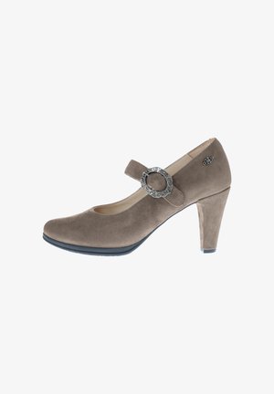 Taupefarbener Wildleder-Mary-Jane-Pumps mit abgerundetem Zehenbereich, dekorativem silbernen Schnallenriemen und kleinem silbernen Emblem nahe der Ferse.