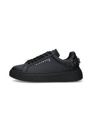 Sneaker nera bassa con chiusura con lacci frontale, suola spessa, dettaglio fibbia laterale e marchio "RICHMOND" sul lato.