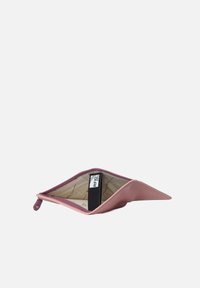 Rosa RFID-blockierende Tasche mit glatter Oberfläche, Reißverschluss und beigefarbenem Innenfutter mit subtilen Mustern. Kompakte und dreieckige Form.