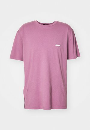 Tricou din bumbac roz, cu mâneci scurte, de tip crew neck și cu o tăietură laterală; prezintă un mic logo alb pe partea stângă a pieptului.