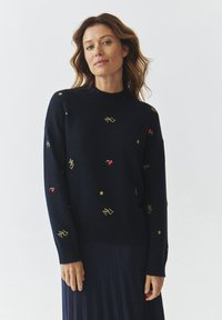 Maglione navy realizzato in tessuto a maglia, con ciliegie e stelle ricamate, colletto a girocollo a costine e maniche lunghe.