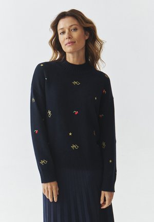 Maglione navy realizzato in tessuto a maglia, con ciliegie e stelle ricamate, colletto a girocollo a costine e maniche lunghe.