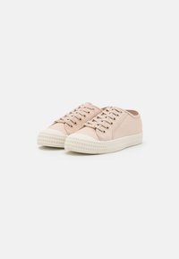 Lys rosa lerrets sneakers med rundt tå, hvite gummisåler og øyeletninger i gullfarge. Har en teksturert hvit tåhette og mønstrete såle.