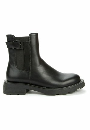 Bottine en cuir noir avec semelle épaisse, panneau latéral élastique et détail de sangle à boucle à l'arrière.