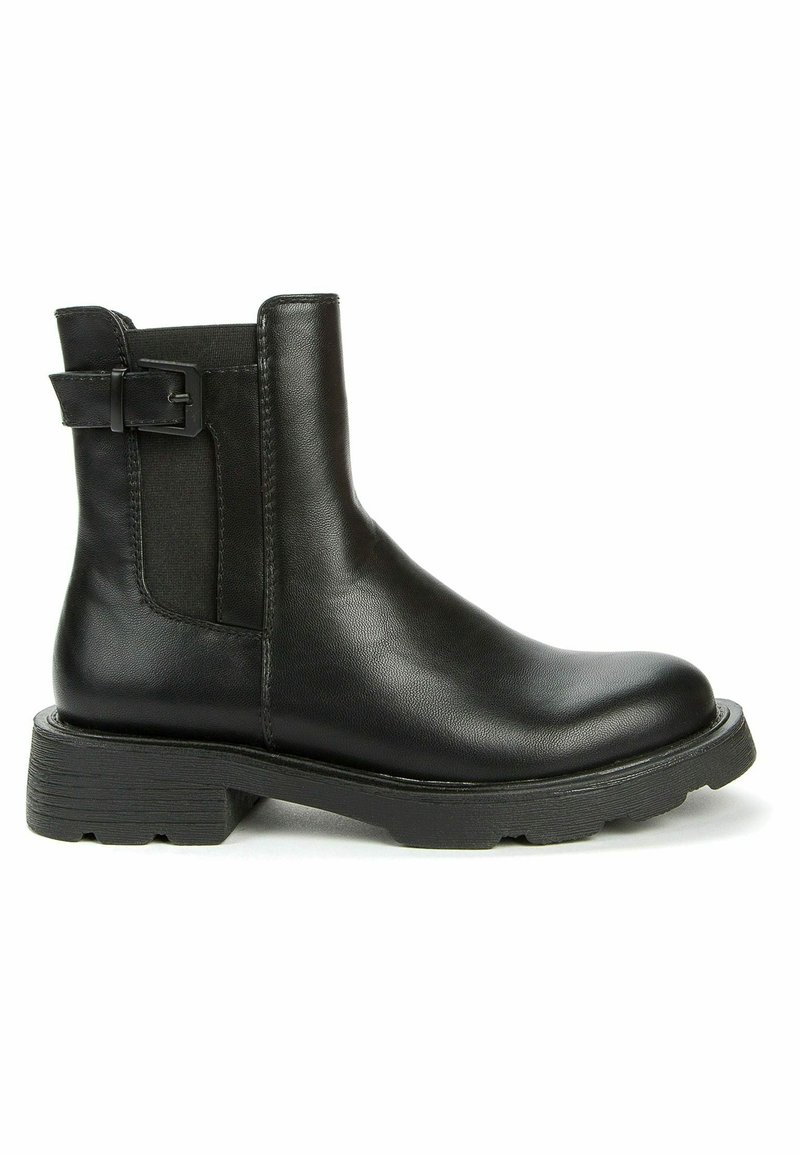 Bottine en cuir noir avec semelle épaisse, panneau latéral élastique et détail de sangle à boucle à l'arrière.