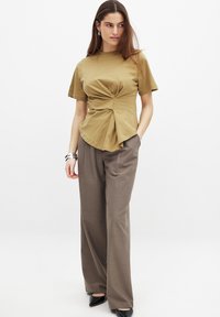NA-KD TWIST DETAIL  - Základné tričko - khaki