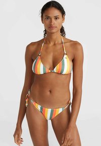 Set di bikini con top a triangolo e slip a laccetti, caratterizzato da strisce verticali multicolori in arancione, giallo, verde e bianco.