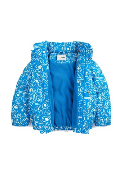 Veste bleue pour enfants avec motifs floraux blancs, devant ouvert montrant une doublure intérieure bleue douce et boutons-pression sur les manches et devant.