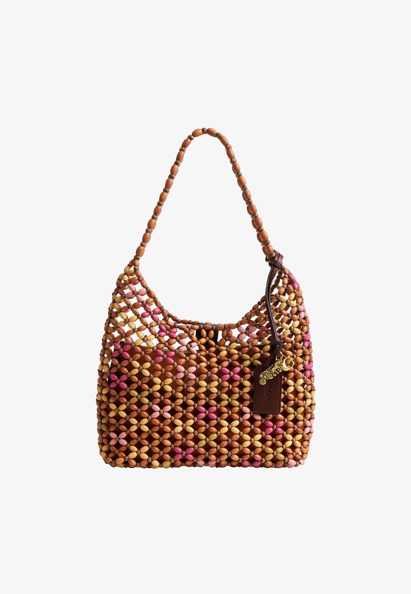Sac à main marron, rose et beige orné de perles avec un motif tissé, une bandoulière perlée unique et une étiquette en cuir attachée avec un pendentif doré.