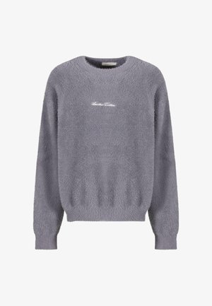 Pelēks, pūkains džemperis ar gariem piedurknēm, apaļu kaklu un smalku "Another Cotton" izšuvumu centrā. Mīksts, teksturēts materiāls.