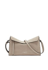 Graue Wildleder-Handtasche mit einem dreieckigen Klappendesign, ausgestattet mit einem dünnen Schultergurt und subtilen Logo-Details auf der Vorderseite.